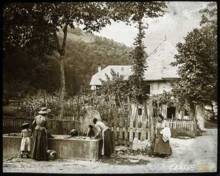 Femmes autour d'une fontaine (Saint-Jean-d'Arvey)